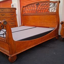 Kng Sz Bd St With Base Good Condition 