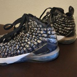Nike Jebron James. Size US 5Y, UK 4,5, EUR 37,5, cm 23,5. Very good condition. 