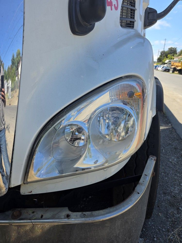 2008-2017 Freightliner Cascadia Headlights