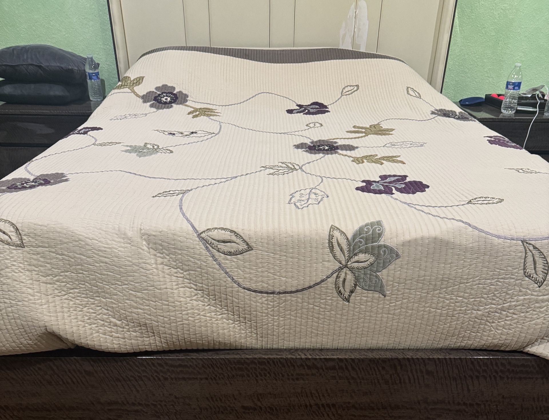 Bedroom set,Queen bed 2 Night Stands , Drawer With Mirror Attached