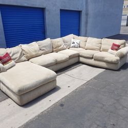 Comfortable huge sectional couch 🛋️ very clean