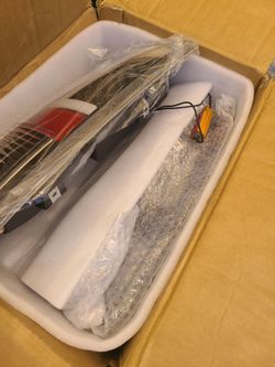 2 BRAND NEW CAR HEADLIGHTS..MY UNCLE BUYS STORAGE UNITS..THIS WAS IN THEIR..IM NOT SURE WHAT IS VALUE OR NOTHING..IM OPEN FOR FAIR OFFERS....SE HABLA