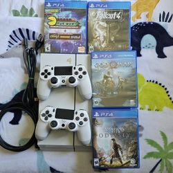 White PS4 + 2 Controllers + 4 Games