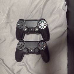 2 PS4 controllers 