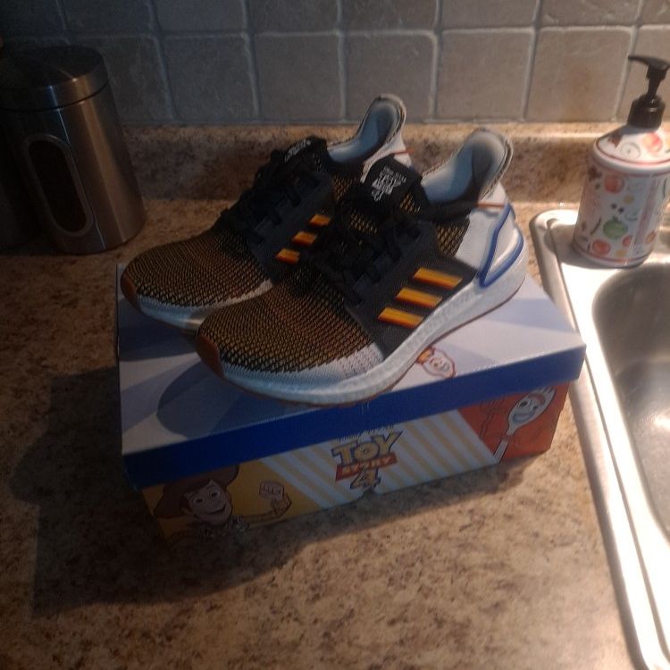 adidas UltraBOOST 19 J Toy Story 4 (Woody Size 4 1/2)