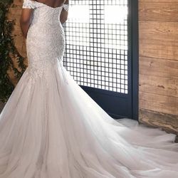 🚨WEDDING DRESS NEVER WORN / UNALTERED🚨🚨  SPARKLING SWEETHEART FIT-AND-FLARE WEDDING DRESS WITH OFF-THE-SHOULDER SLEEVES  ESSENCE OF AUSTRALIA D337
