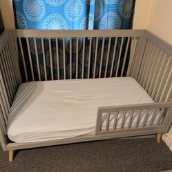 Full Size Convertible Crib / Toddler bed With Mattress 