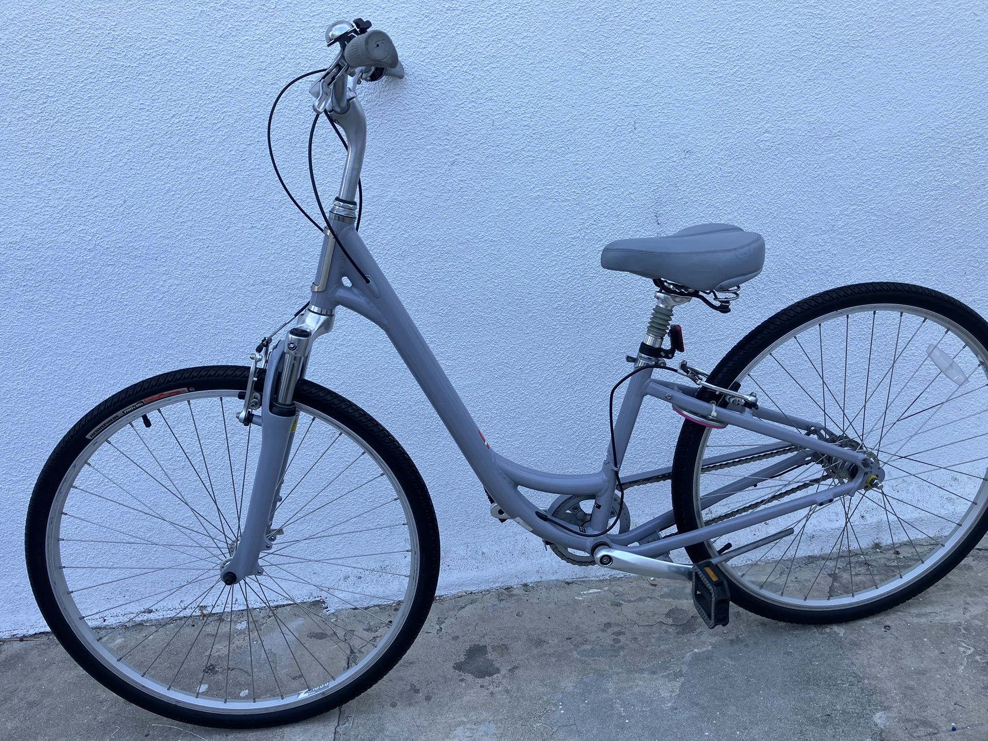 Specialized Glove Carmel Women’s Hybrid Bike. Small Frame. 3 Speed
