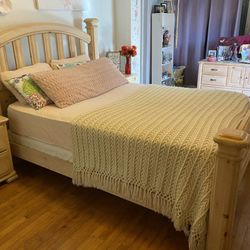 Wood Queen Bedroom Set