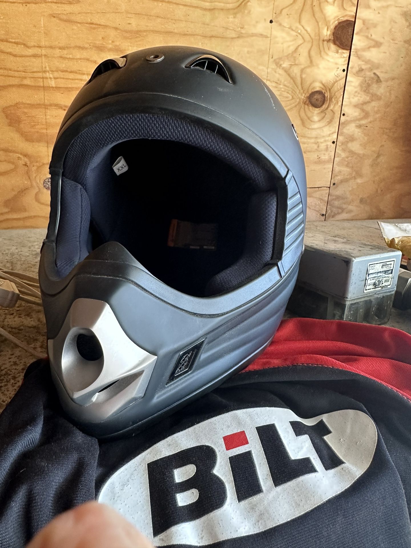 2012 bilt motorcycle helmet with.full.face flip up ILM Modular Full Face Bluetooth Model 902BT A quick release push button chin bar makes it easy to eat a snack Bluetooth Modular Motorcycle Helmet Dual