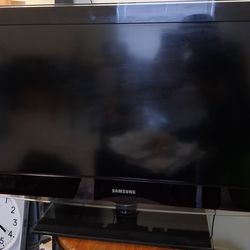 SAMSUNG 32" FLAT-SCREEN TV