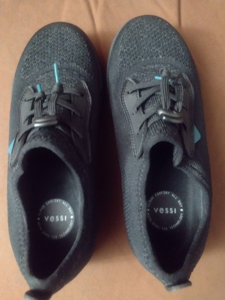 New Vessi Kids Weekend Sneaker 100 Percent Waterproof Size J4