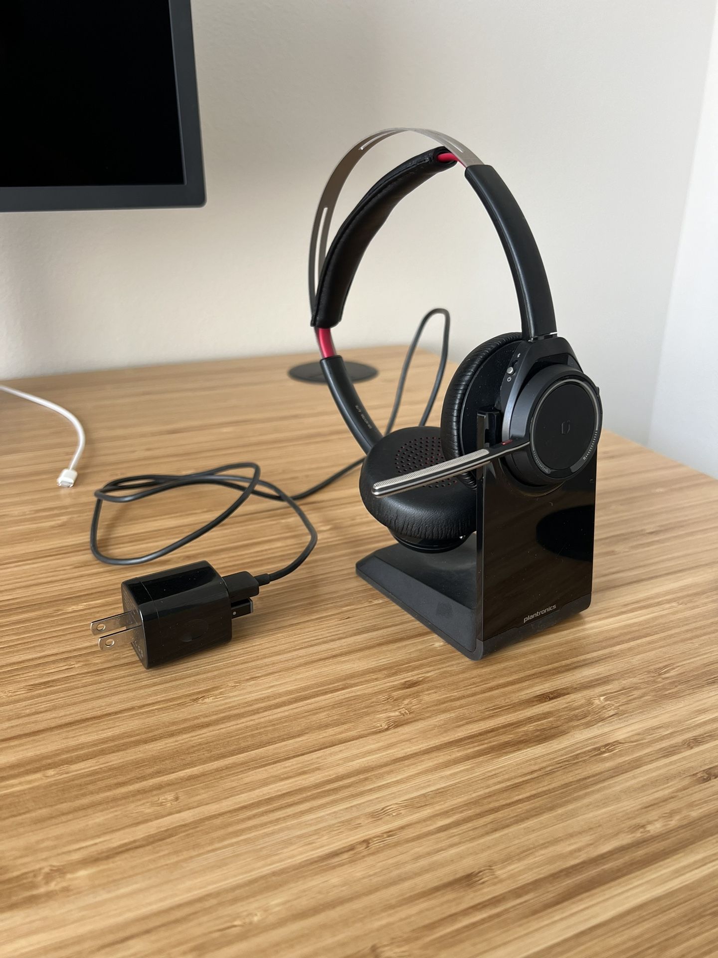 Plantronics Voyager Focus UC with Charge Stand