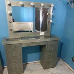 11 Drawer Makeup Vanity 