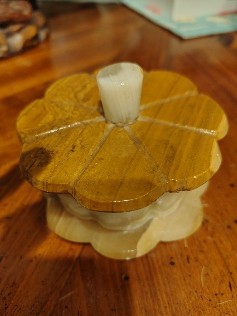 Vintage Scalloped Floral Onyx/Marble Jewelry Trinket Box