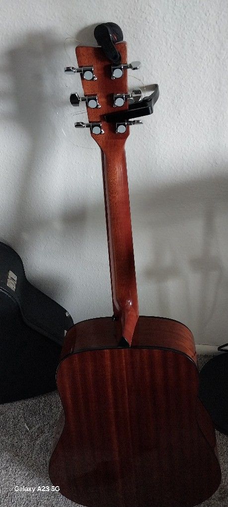 acustic yamaha guitar