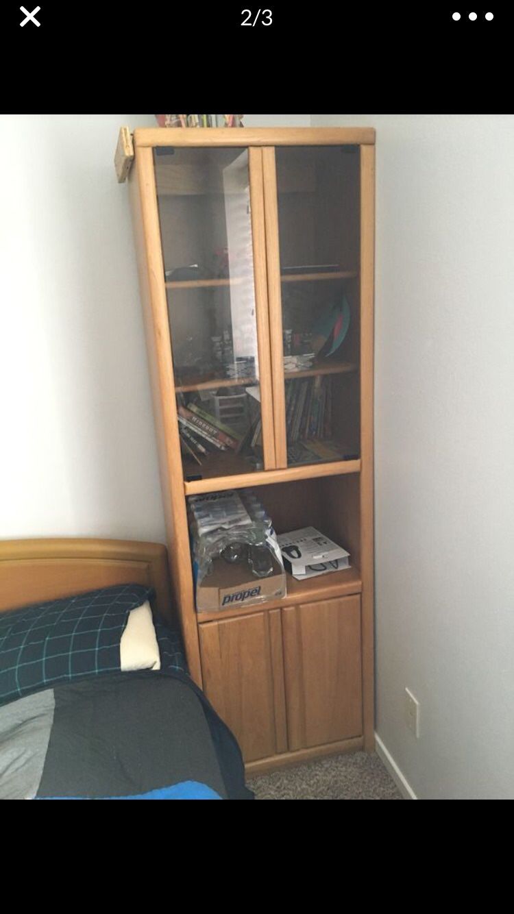 Free /curio/entertainment/bookshelves cabinet