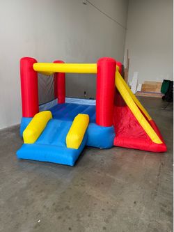 Inflatable mini bounce house with motor