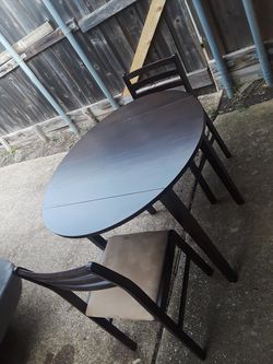 Vintage table w 2 chairs