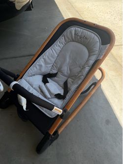Dream On Me Baby Bassinet Seat w/ Toy Bar – Excellent Condition