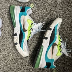 Nike Air Max 270 React SE sneakers in the "Oracle Aqua" colorway. 