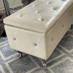 Storing  Couch / White With Stones 