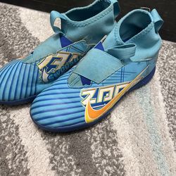 Indoor soccer Shoe (size 4)