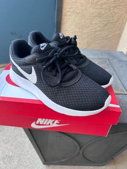Size 7 women’s Nike shoes
