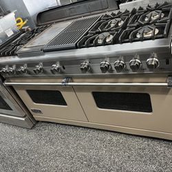 Custom Series Viking Pro 60” Wide Gas Range With Grill & Griddle