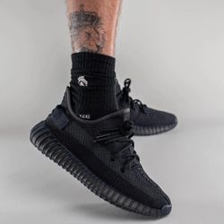 Adidas YEEZY 350 v2 ONYX size 8.5 Men / 10 Women (NEW) 