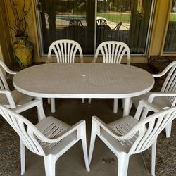 Table with 7 chairs