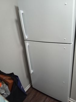 2-Year-Old Insignia White Top-Freezer Refrigerator – Excellent Condition