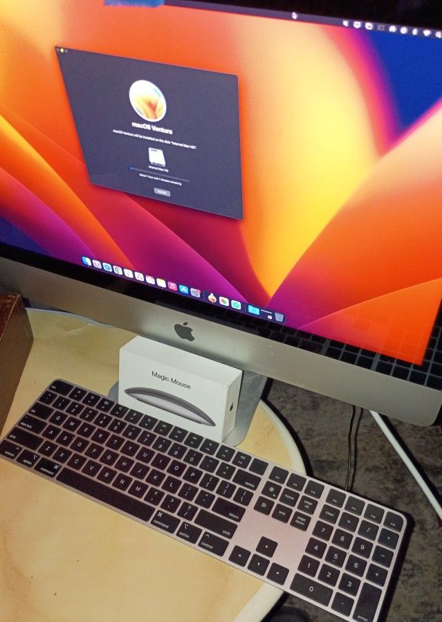 iMac W/ Mouse & Keyboard