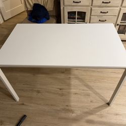 Table (white)