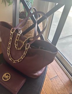 $100 firm !! Michael Kors Bag & Wallet Clean Burgundy