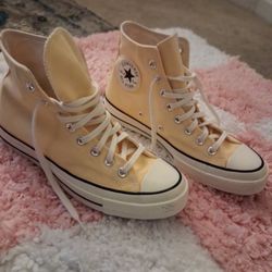 Chuck Taylor Yellow Size 7
