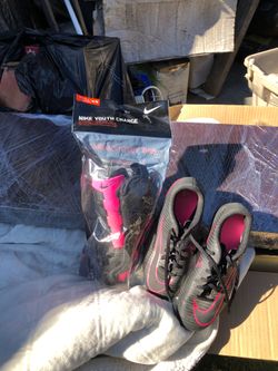 Soccer shoes m knee pad s size 4
