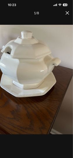 It’s very nice big serving soup dish it’s three pieces the color is white
