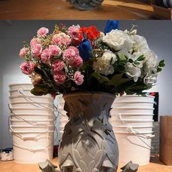 Louis Guzman art flower base NEW‼️