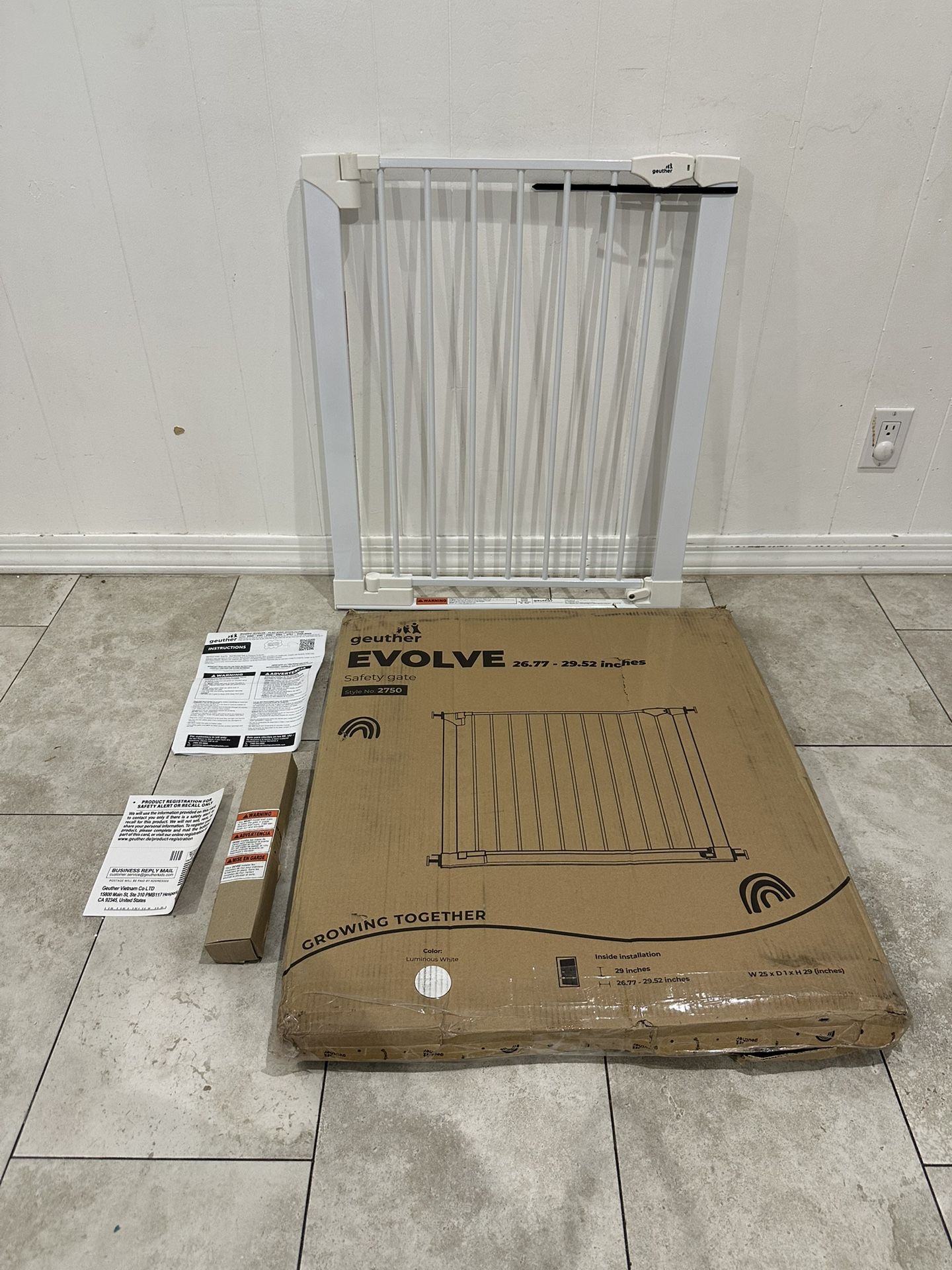 Pet Gate / Baby Gate - Fits Openings 26.77” - 29.52”