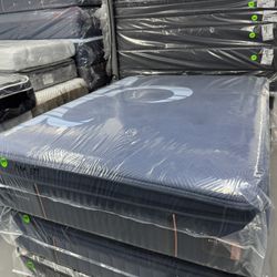 QUEEN SIZE STEARNS & FOSTER RESERVE PILLOW TOP MATTRESS & BOX SPRING BED SET