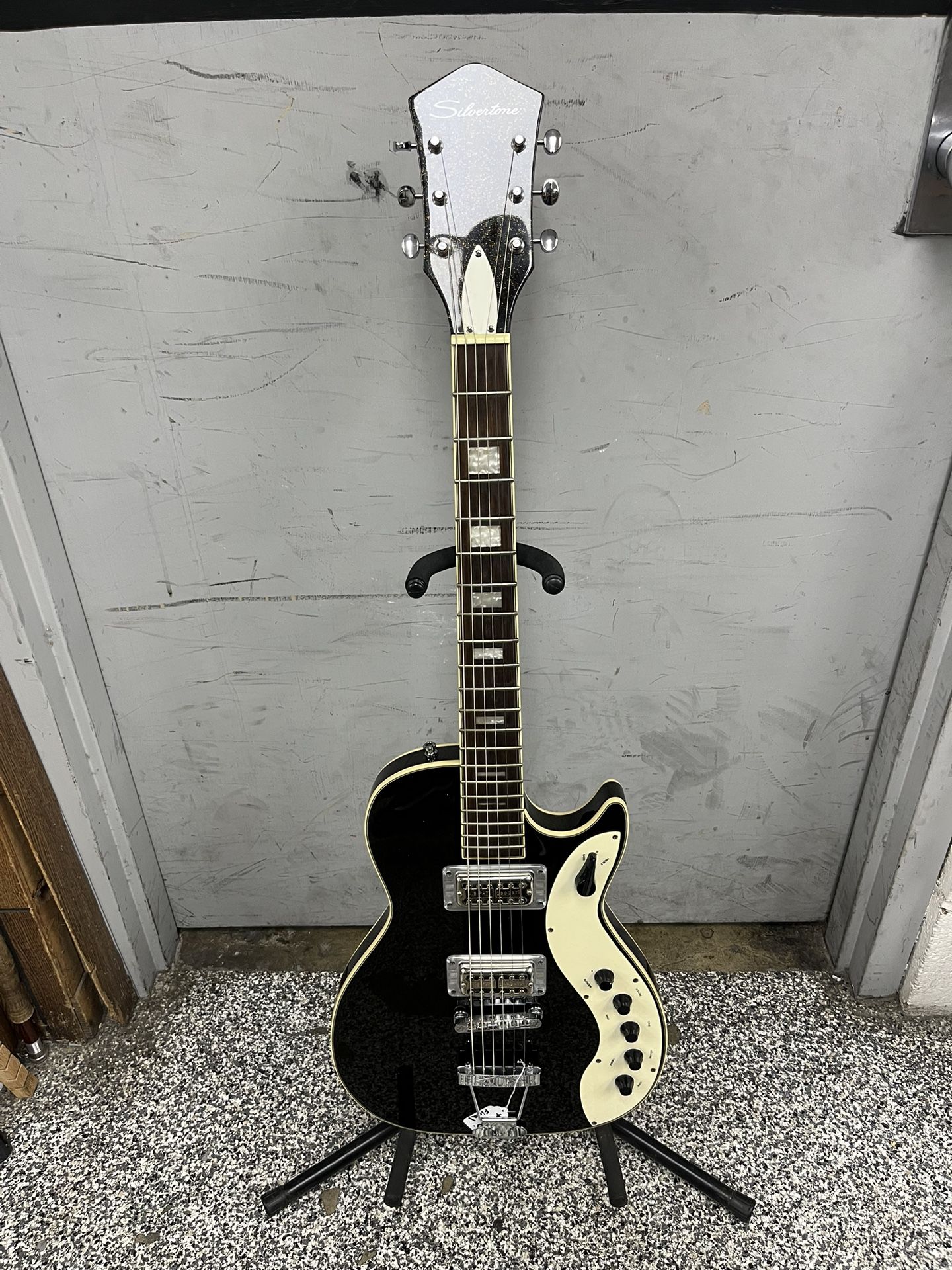 Silvertone 1423 Series Single Cut Guitar Black Gold Flake Electric Guitar