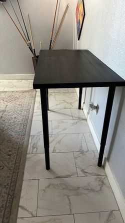 Desk with adjustable legs