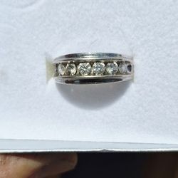 Beautiful Men's White Gold 7 Diamond Wedding Band