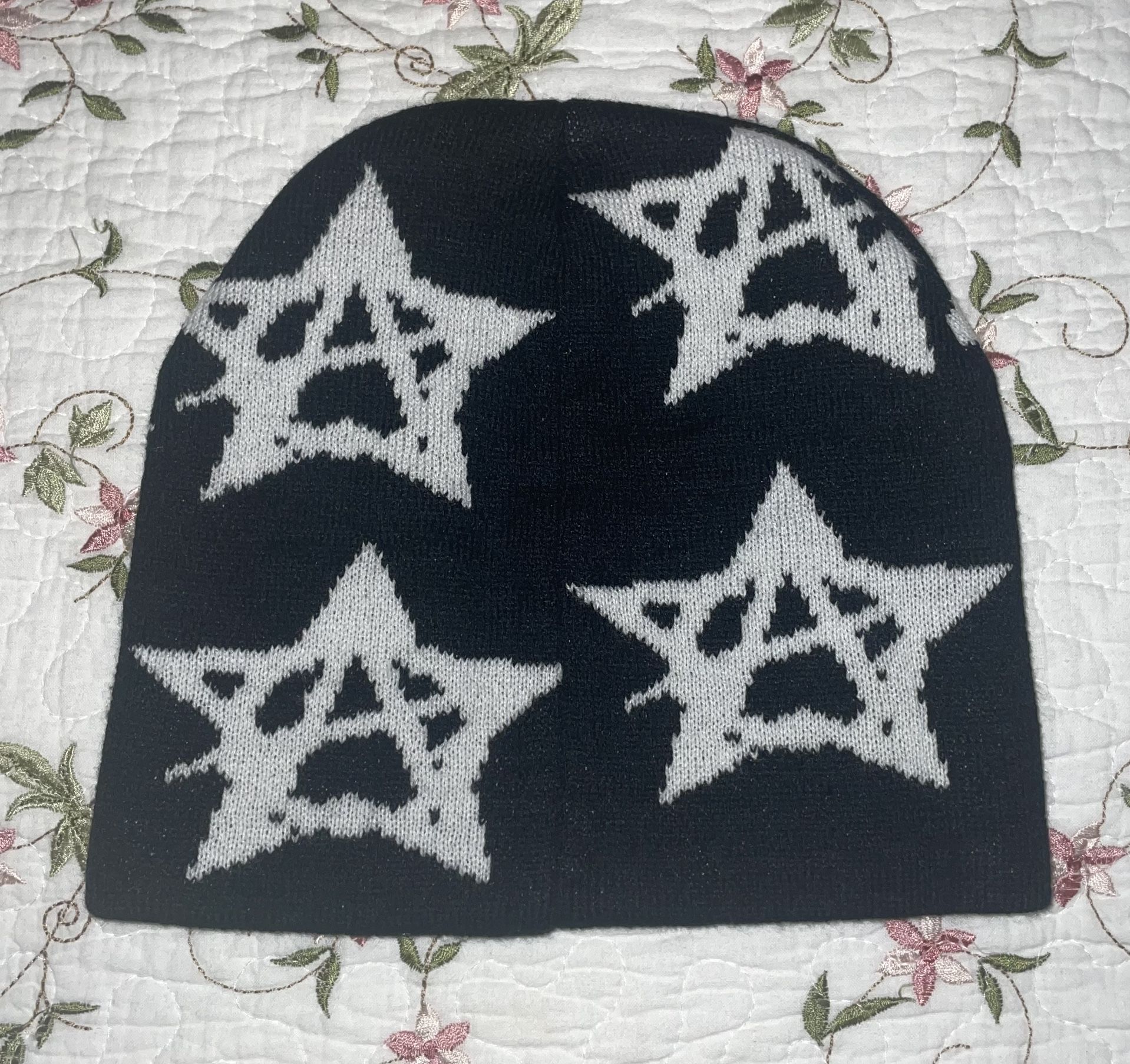 gl ANARCHY STAR BEANIE • BLACK