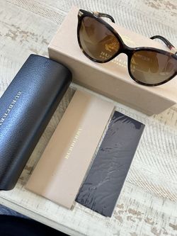 Burberry BE4216 Women’s Sunglasses – New Without Tags – Full Set – Authentic