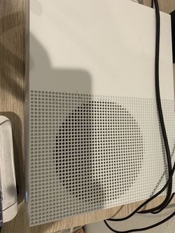 Xbox one s comes with everything in pic make me an offer barely used