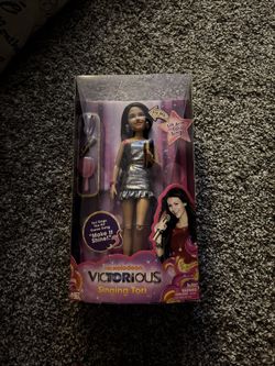 VICTORIA JUSTICE VICTORIOUS SINGING TORI DOLL  2011   