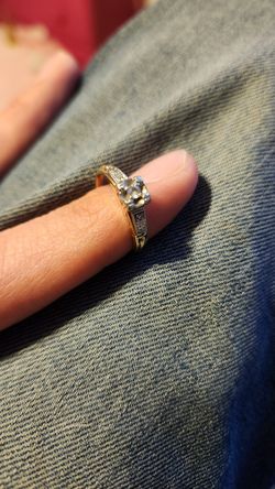 14k Dimond Ring 1 Center Real Diamonds And Two Small Ones One On Each Side So 3 Real Diamonds 150 Size 7