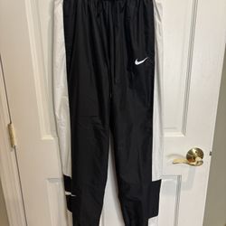 Nike Standard Fit Mid Rise Joggers Black/white XS